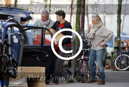 Amsterdam 7 maart 2015
Bas v Veggel en de ouders van Lieke v Lexmond bij verhuizen naar het nieuwe huis van Lieke en Bas