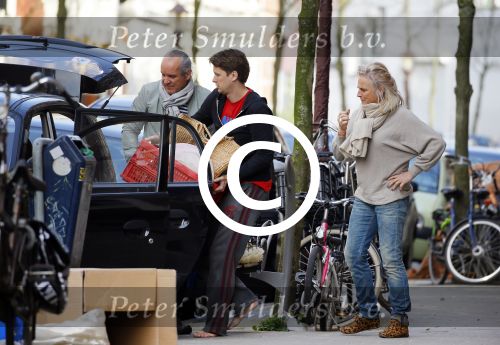 Amsterdam 7 maart 2015
Bas v Veggel en de ouders van Lieke v Lexmond bij verhuizen naar het nieuwe huis van Lieke en Bas