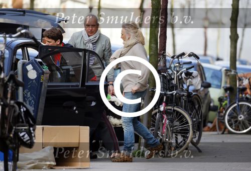 Amsterdam 7 maart 2015
Bas v Veggel en de ouders van Lieke v Lexmond bij verhuizen naar het nieuwe huis van Lieke en Bas