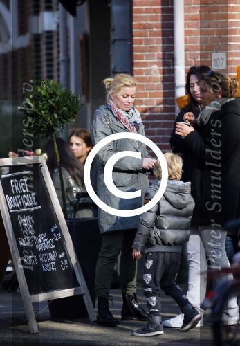 Amsterdam 13 maart 2015   
Bridget Maasland in Amterdam zuid met een paar vriendinnen