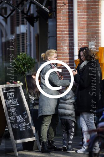 Amsterdam 13 maart 2015   
Bridget Maasland in Amterdam zuid met een paar vriendinnen