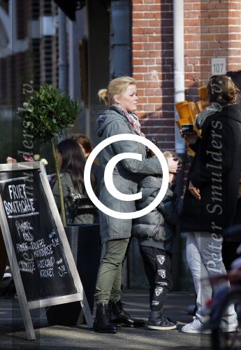 Amsterdam 13 maart 2015   
Bridget Maasland in Amterdam zuid met een paar vriendinnen