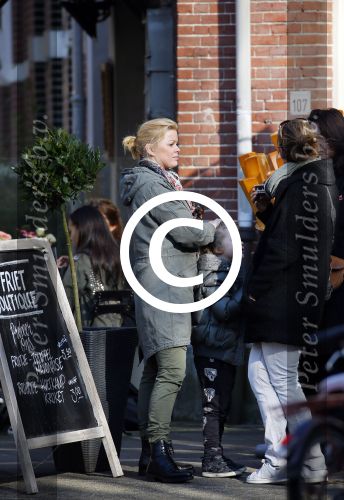 Amsterdam 13 maart 2015   
Bridget Maasland in Amterdam zuid met een paar vriendinnen