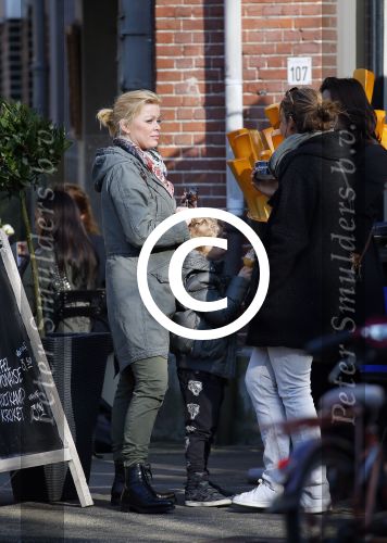 Amsterdam 13 maart 2015   
Bridget Maasland in Amterdam zuid met een paar vriendinnen