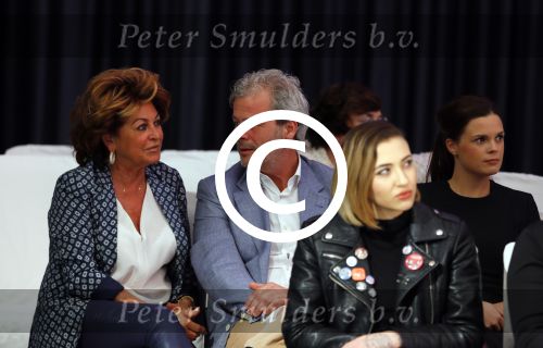 Amsterdam 8 maart 2015
Modeshow Paul Schulten in het Okura.
oa aanwezig Christine Kroonenberg met vriend Christina Curry Hank Heijn Geert ( vriend Edgar Vos) Harrie Mens met zijn buurvrouw en dochter Suze.