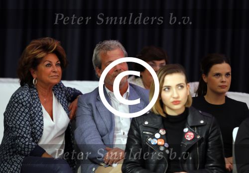 Amsterdam 8 maart 2015
Modeshow Paul Schulten in het Okura.
oa aanwezig Christine Kroonenberg met vriend Christina Curry Hank Heijn Geert ( vriend Edgar Vos) Harrie Mens met zijn buurvrouw en dochter Suze.