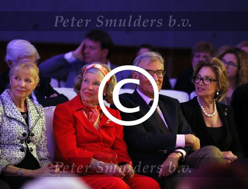 Amsterdam 8 maart 2015
Modeshow Paul Schulten in het Okura.
oa aanwezig Christine Kroonenberg met vriend Christina Curry Hank Heijn Geert ( vriend Edgar Vos) Harrie Mens met zijn buurvrouw en dochter Suze.