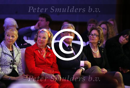 Amsterdam 8 maart 2015
Modeshow Paul Schulten in het Okura.
oa aanwezig Christine Kroonenberg met vriend Christina Curry Hank Heijn Geert ( vriend Edgar Vos) Harrie Mens met zijn buurvrouw en dochter Suze.