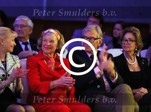 Amsterdam 8 maart 2015
Modeshow Paul Schulten in het Okura.
oa aanwezig Christine Kroonenberg met vriend Christina Curry Hank Heijn Geert ( vriend Edgar Vos) Harrie Mens met zijn buurvrouw en dochter Suze.