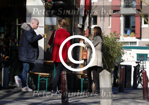 Amsterdam 12 maart 2015
Jeroen v Koningsbrugge en Georgina Verbaan op terras en op straat in Amsterdam.