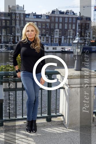 Amsterdam 13 maart 2015
Graciela l\'Ami met haar boek over haar leven met Fernando Ricksen in het Amstel hotel.
Ook haar vriend en zoon zijn aanwezig.