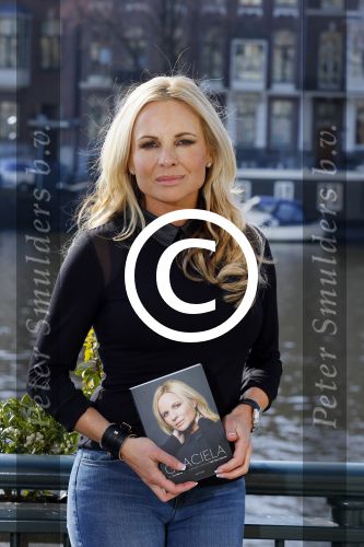 Amsterdam 13 maart 2015
Graciela l\'Ami met haar boek over haar leven met Fernando Ricksen in het Amstel hotel.
Ook haar vriend en zoon zijn aanwezig.