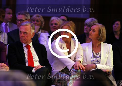 Amsterdam 8 maart 2015
Modeshow Paul Schulten in het Okura.
Harry Mens met zijn buurvrouw en dochter Suze.