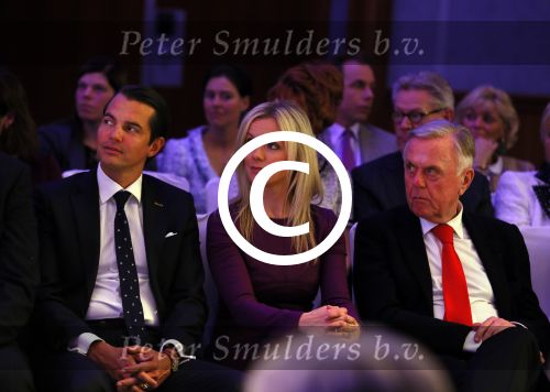 Amsterdam 8 maart 2015
Modeshow Paul Schulten in het Okura.
Harry Mens met zijn buurvrouw en dochter Suze.