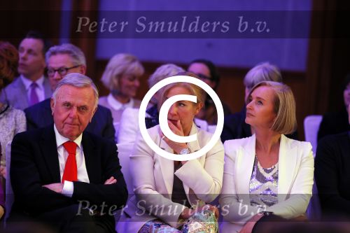 Amsterdam 8 maart 2015
Modeshow Paul Schulten in het Okura.
Harry Mens met zijn buurvrouw en dochter Suze.