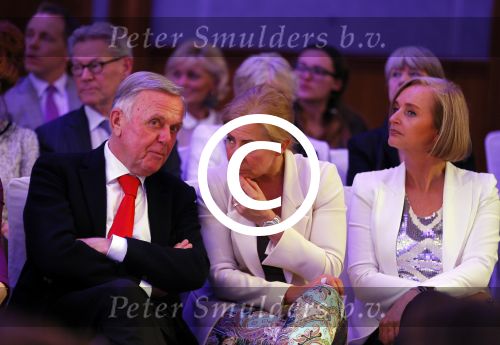 Amsterdam 8 maart 2015
Modeshow Paul Schulten in het Okura.
Harry Mens met zijn buurvrouw en dochter Suze.