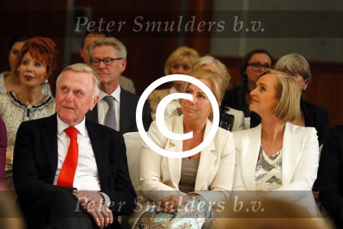 Amsterdam 8 maart 2015
Modeshow Paul Schulten in het Okura.
Harry Mens met zijn buurvrouw en dochter Suze.