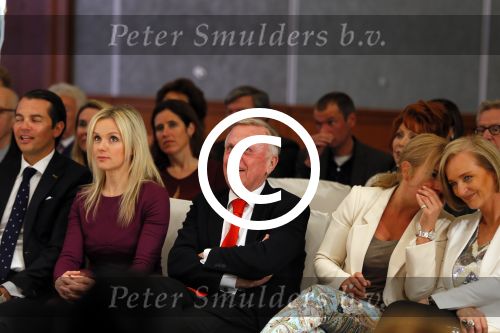 Amsterdam 8 maart 2015
Modeshow Paul Schulten in het Okura.
Harry Mens met zijn buurvrouw en dochter Suze.