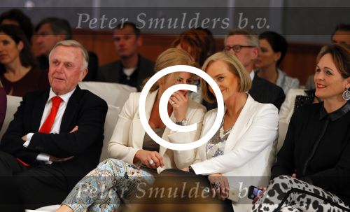 Amsterdam 8 maart 2015
Modeshow Paul Schulten in het Okura.
Harry Mens met zijn buurvrouw en dochter Suze.