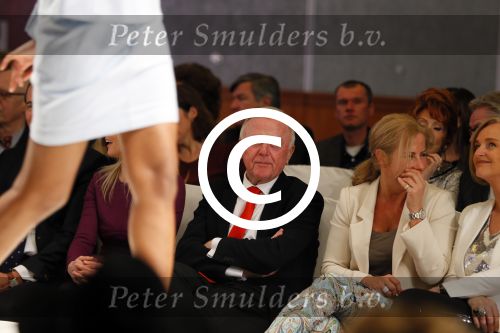 Amsterdam 8 maart 2015
Modeshow Paul Schulten in het Okura.
Harry Mens met zijn buurvrouw en dochter Suze.