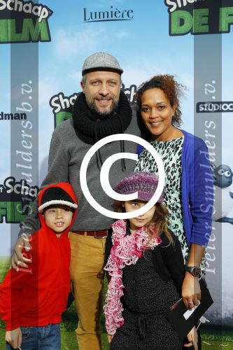 Amsterdam 22 maart 2015
Premiere Shaun het schaap in Tuschinski.
Hugo Metsers met vriendin en kinderen