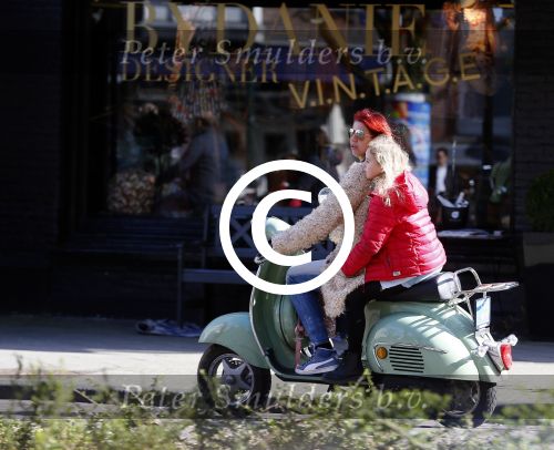 Amsterdam 11 maart 2015    
Isa Hoes met dochter Vlinder op de scooter
