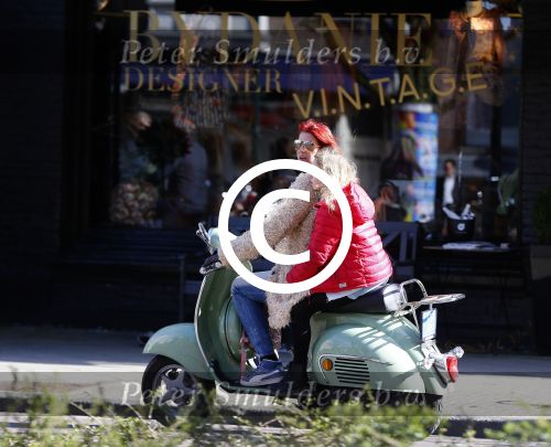 Amsterdam 11 maart 2015    
Isa Hoes met dochter Vlinder op de scooter