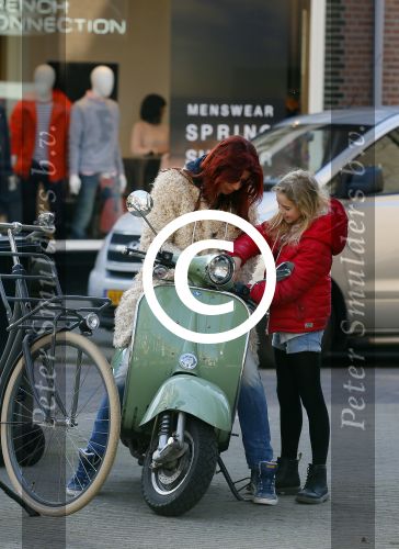 Amsterdam 11 maart 2015    
Isa Hoes met dochter Vlinder op de scooter