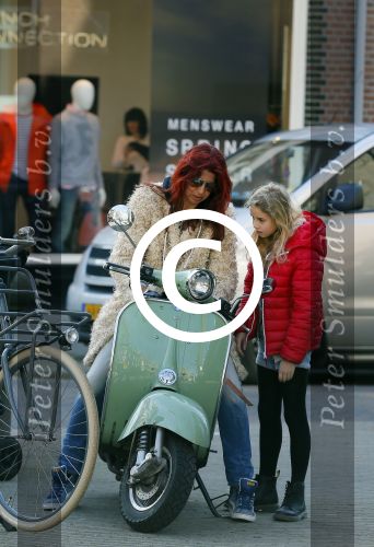 Amsterdam 11 maart 2015    
Isa Hoes met dochter Vlinder op de scooter