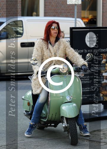 Amsterdam 11 maart 2015    
Isa Hoes met dochter Vlinder op de scooter