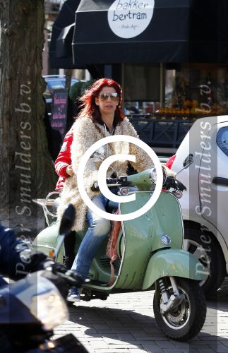 Amsterdam 11 maart 2015    
Isa Hoes met dochter Vlinder op de scooter
