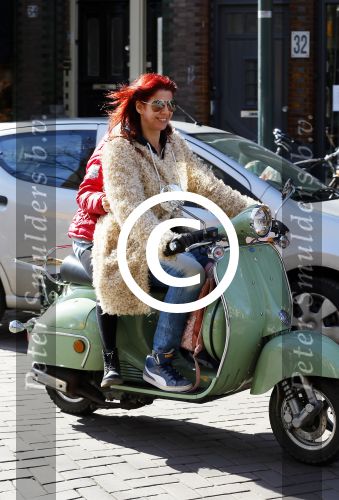 Amsterdam 11 maart 2015    
Isa Hoes met dochter Vlinder op de scooter