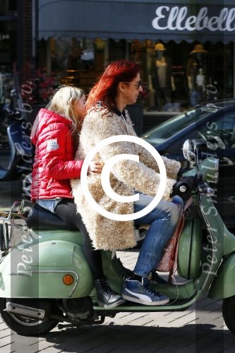 Amsterdam 11 maart 2015    
Isa Hoes met dochter Vlinder op de scooter