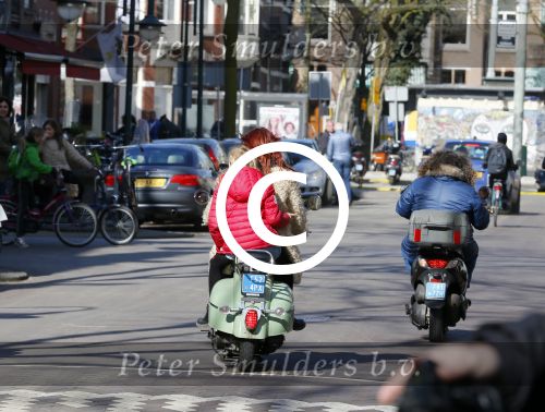 Amsterdam 11 maart 2015    
Isa Hoes met dochter Vlinder op de scooter