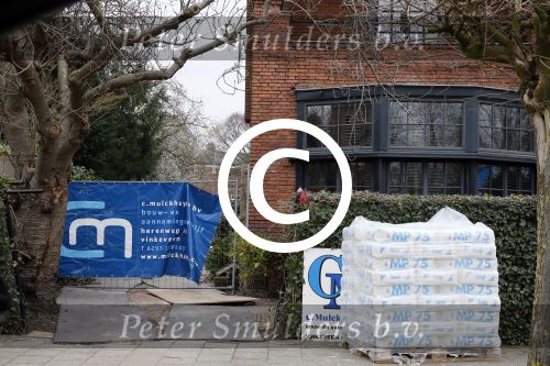 Amsterdam 15 maart 2015
Jaap v Zweden is zijn huis aan het water/gracht aan het verbouwen.