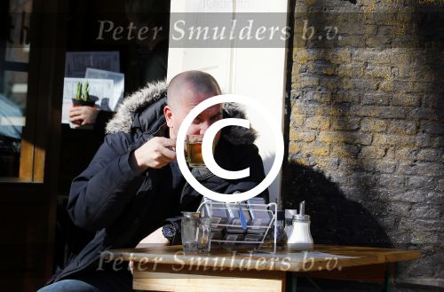 Amsterdam 12 maart 2015
Jeroen v Koningsbrugge en Georgina Verbaan op terras en op straat in Amsterdam.