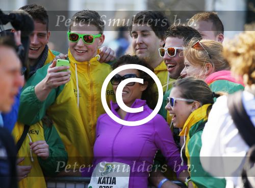 Den Haag 8 maart 2015Katja Schuurman loopt de city pier city loop CPC van 10 km voor haar tv programma. Marco Koers vergezelt haar.