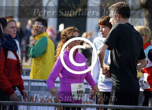 Den Haag 8 maart 2015Katja Schuurman loopt de city pier city loop CPC van 10 km voor haar tv programma. Marco Koers vergezelt haar.