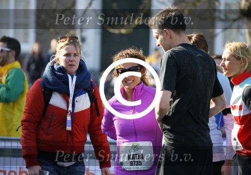 Den Haag 8 maart 2015Katja Schuurman loopt de city pier city loop CPC van 10 km voor haar tv programma. Marco Koers vergezelt haar.