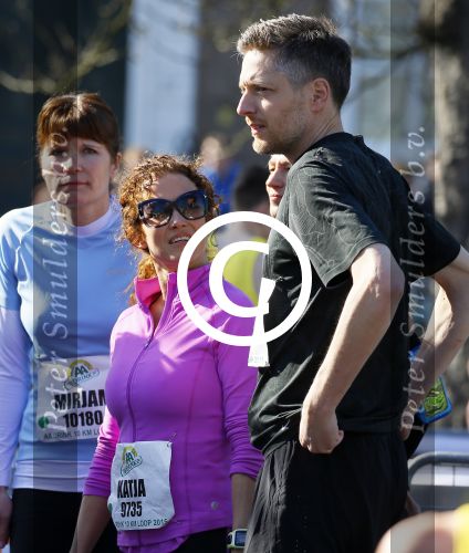 Den Haag 8 maart 2015Katja Schuurman loopt de city pier city loop CPC van 10 km voor haar tv programma. Marco Koers vergezelt haar.
