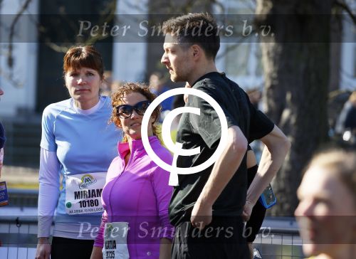 Den Haag 8 maart 2015Katja Schuurman loopt de city pier city loop CPC van 10 km voor haar tv programma. Marco Koers vergezelt haar.