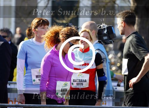 Den Haag 8 maart 2015Katja Schuurman loopt de city pier city loop CPC van 10 km voor haar tv programma. Marco Koers vergezelt haar.