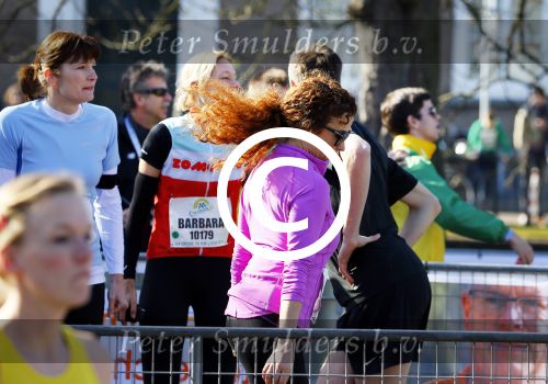 Den Haag 8 maart 2015Katja Schuurman loopt de city pier city loop CPC van 10 km voor haar tv programma. Marco Koers vergezelt haar.