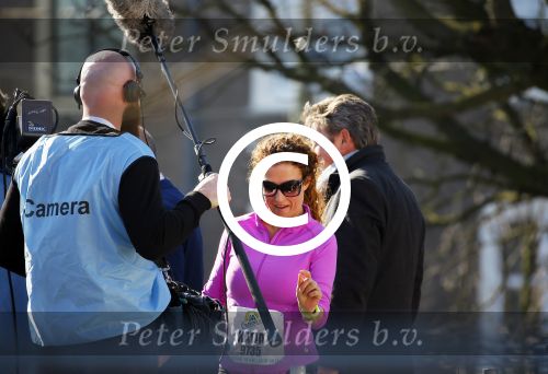 Den Haag 8 maart 2015Katja Schuurman loopt de city pier city loop CPC van 10 km voor haar tv programma. Marco Koers vergezelt haar.
