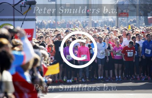 Den Haag 8 maart 2015Katja Schuurman loopt de city pier city loop CPC van 10 km voor haar tv programma. Marco Koers vergezelt haar.