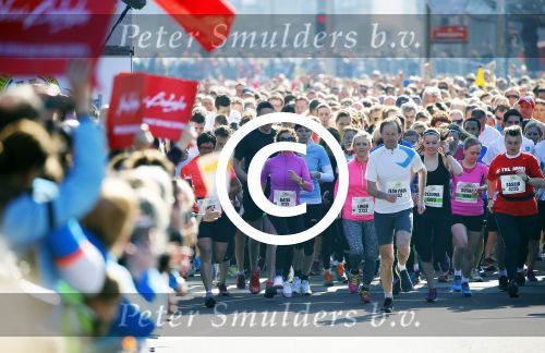 Den Haag 8 maart 2015Katja Schuurman loopt de city pier city loop CPC van 10 km voor haar tv programma. Marco Koers vergezelt haar.