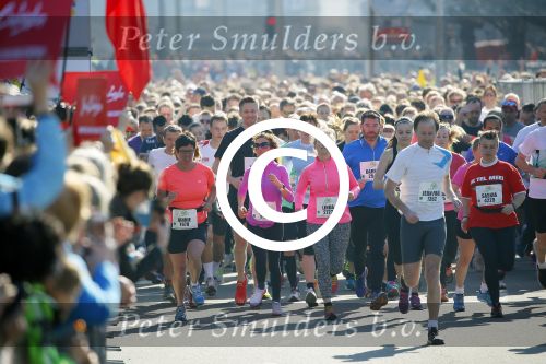 Den Haag 8 maart 2015Katja Schuurman loopt de city pier city loop CPC van 10 km voor haar tv programma. Marco Koers vergezelt haar.