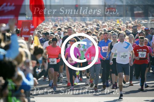 Den Haag 8 maart 2015Katja Schuurman loopt de city pier city loop CPC van 10 km voor haar tv programma. Marco Koers vergezelt haar.