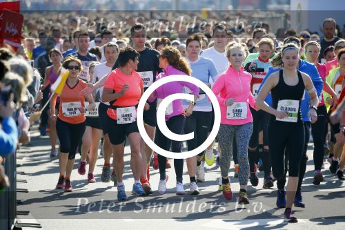 Den Haag 8 maart 2015Katja Schuurman loopt de city pier city loop CPC van 10 km voor haar tv programma. Marco Koers vergezelt haar.
