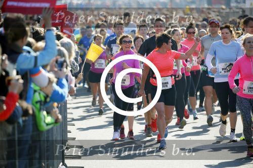 Den Haag 8 maart 2015Katja Schuurman loopt de city pier city loop CPC van 10 km voor haar tv programma. Marco Koers vergezelt haar.